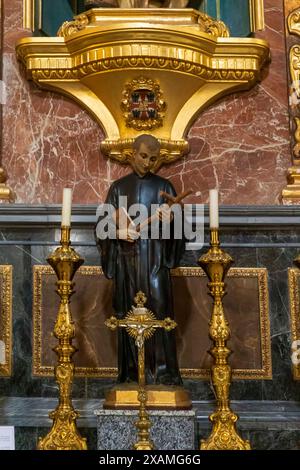 Valencia, Spagna - 20 aprile 2024. Vista dell'interno con la scultura della basilica del Sacro cuore di Gesù. Foto Stock