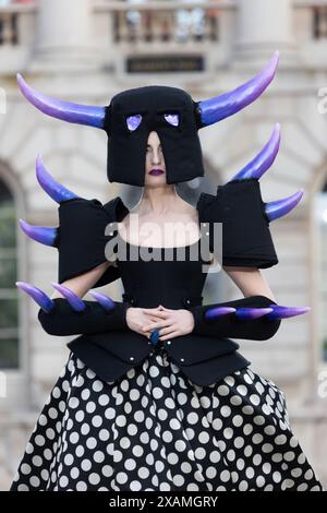 Londra, Regno Unito. Venerdì 7 giugno 2024. La modella Erin o'Connor sulla passerella dello spettacolo Charles Jeffrey LOVERBOY SS25 tenutosi alla Somerset House. Lo spettacolo fa parte della London Fashion Week giugno 2024, una celebrazione di tre giorni dell'abbigliamento maschile britannico e delle diverse culture che hanno una lunga influenza sull'industria della moda. Crediti: Katie Collins/EMPICS/Alamy Live News Foto Stock