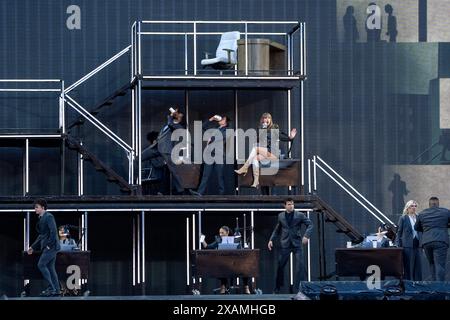 SOLO PER USO EDITORIALE Taylor Swift si esibisce sul palco durante il suo Eras Tour al Murrayfield Stadium di Edimburgo. Data foto: Venerdì 7 giugno 2024. Foto Stock