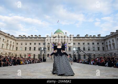 Londra, Regno Unito. Venerdì 7 giugno 2024. La modella Erin o'Connor sulla passerella dello spettacolo Charles Jeffrey LOVERBOY SS25 tenutosi alla Somerset House. Lo spettacolo fa parte della London Fashion Week giugno 2024, una celebrazione di tre giorni dell'abbigliamento maschile britannico e delle diverse culture che hanno una lunga influenza sull'industria della moda. Crediti: Katie Collins/EMPICS/Alamy Live News Foto Stock