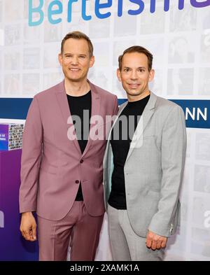 Hendrik Streeck und Paul Zubeil bei der Bertelsmann Sommerparty in der Bertelsmann Repräsentanz Berlin. *** Hendrik Streeck e Paul Zubeil al Bertelsmann Summer Party presso l'ufficio di rappresentanza Bertelsmann a Berlino Foto Stock