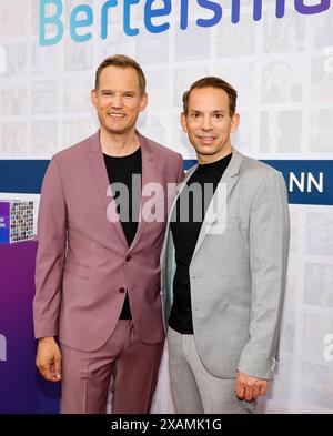 Hendrik Streeck und Paul Zubeil bei der Bertelsmann Sommerparty in der Bertelsmann Repräsentanz Berlin. *** Hendrik Streeck e Paul Zubeil al Bertelsmann Summer Party presso l'ufficio di rappresentanza Bertelsmann a Berlino Foto Stock