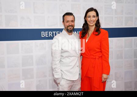Reha Omayer, Pinar Atalay bei der Bertelsmann Sommerparty in der Bertelsmann Repräsentanz Berlin. *** Reha Omayer, Pinar Atalay al Bertelsmann Summer Party presso l'Ufficio di rappresentanza Bertelsmann di Berlino Foto Stock