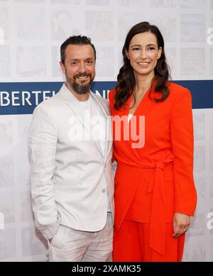 Reha Omayer, Pinar Atalay bei der Bertelsmann Sommerparty in der Bertelsmann Repräsentanz Berlin. *** Reha Omayer, Pinar Atalay al Bertelsmann Summer Party presso l'Ufficio di rappresentanza Bertelsmann di Berlino Foto Stock