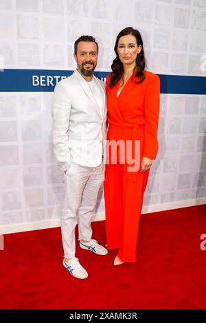 Reha Omayer, Pinar Atalay bei der Bertelsmann Sommerparty in der Bertelsmann Repräsentanz Berlin. *** Reha Omayer, Pinar Atalay al Bertelsmann Summer Party presso l'Ufficio di rappresentanza Bertelsmann di Berlino Foto Stock