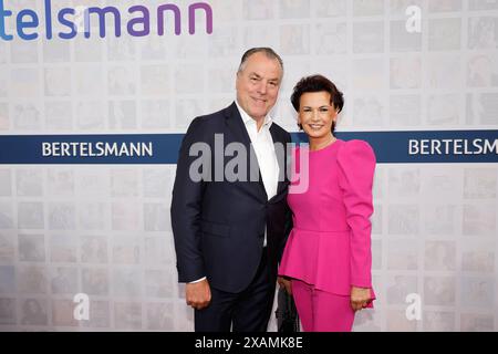 Clemens Toennies, Margit Toennies bei der Bertelsmann Sommerparty in der Bertelsmann Repräsentanz Berlin. *** Clemens Toennies, Margit Toennies al Bertelsmann Summer Party presso l'ufficio di rappresentanza Bertelsmann a Berlino Foto Stock