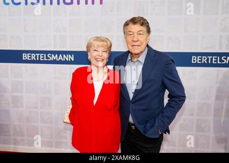 Beate und otto Rehhagel bei der Bertelsmann Sommerparty in der Bertelsmann Repräsentanz Berlin. *** Beate e otto Rehhagel alla festa estiva Bertelsmann presso l'ufficio di rappresentanza Bertelsmann a Berlino Foto Stock