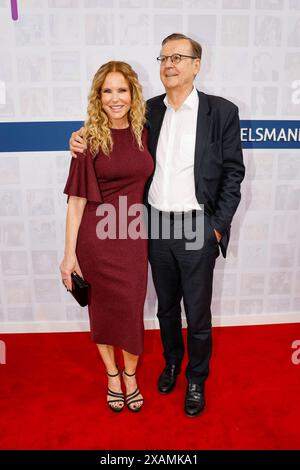 Katja Burkard, Hans Mahr bei der Bertelsmann Sommerparty in der Bertelsmann Repräsentanz Berlin. *** Katja Burkard, Hans Mahr al Bertelsmann Summer Party presso l'ufficio di rappresentanza Bertelsmann a Berlino Foto Stock