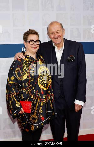 Maren Muntenbeck und Leonard Lansink bei der Bertelsmann Sommerparty in der Bertelsmann Repräsentanz Berlin. *** Maren Muntenbeck e Leonard Lansink al Bertelsmann Summer Party presso l'ufficio di rappresentanza Bertelsmann a Berlino Foto Stock