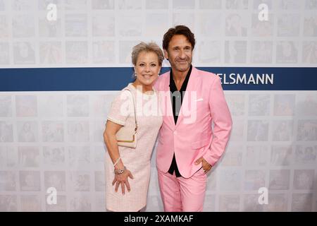 Tanja Schumann und Falk Willy Wild bei der Bertelsmann Sommerparty in der Bertelsmann Repräsentanz Berlin. *** Tanja Schumann e Falk Willy Wild al Bertelsmann Summer Party presso l'ufficio di rappresentanza Bertelsmann a Berlino Foto Stock