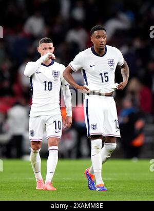 Phil Foden (a sinistra) e Ezri Konsa alla fine della partita durante un'amichevole internazionale al Wembley Stadium di Londra. Data foto: Venerdì 7 giugno 2024. Foto Stock