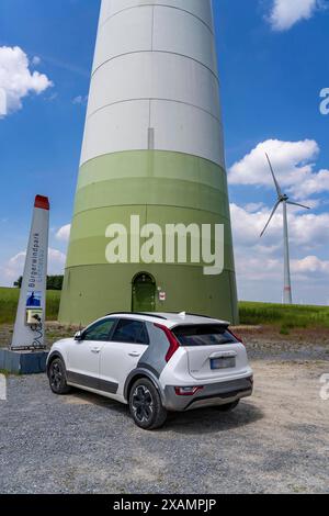 Ladestation für Elektroautos direkt am Bürgerwindpark Lichtenau, besteht aus 11 Windenergieanlagen, über 300 Bürger sind als Kommanditisten und Genossenschaftsmitglieder direkt beteiligt, NRW, Deutschland, Bürgerwindpark *** stazione di ricarica per auto elettriche direttamente presso il parco eolico della comunità di Lichtenau, composta da 11 turbine eoliche, oltre 300 cittadini sono direttamente coinvolti in qualità di soci a responsabilità limitata e cooperativa, NRW, Germania, parco eolico comunitario Foto Stock