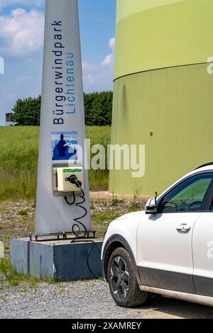 Ladestation für Elektroautos direkt am Bürgerwindpark Lichtenau, besteht aus 11 Windenergieanlagen, über 300 Bürger sind als Kommanditisten und Genossenschaftsmitglieder direkt beteiligt, NRW, Deutschland, Bürgerwindpark *** stazione di ricarica per auto elettriche direttamente presso il parco eolico della comunità di Lichtenau, composta da 11 turbine eoliche, oltre 300 cittadini sono direttamente coinvolti in qualità di soci a responsabilità limitata e cooperativa, NRW, Germania, parco eolico comunitario Foto Stock