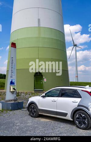 Ladestation für Elektroautos direkt am Bürgerwindpark Lichtenau, besteht aus 11 Windenergieanlagen, über 300 Bürger sind als Kommanditisten und Genossenschaftsmitglieder direkt beteiligt, NRW, Deutschland, Bürgerwindpark *** stazione di ricarica per auto elettriche direttamente presso il parco eolico della comunità di Lichtenau, composta da 11 turbine eoliche, oltre 300 cittadini sono direttamente coinvolti in qualità di soci a responsabilità limitata e cooperativa, NRW, Germania, parco eolico comunitario Foto Stock