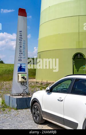 Ladestation für Elektroautos direkt am Bürgerwindpark Lichtenau, besteht aus 11 Windenergieanlagen, über 300 Bürger sind als Kommanditisten und Genossenschaftsmitglieder direkt beteiligt, NRW, Deutschland, Bürgerwindpark *** stazione di ricarica per auto elettriche direttamente presso il parco eolico della comunità di Lichtenau, composta da 11 turbine eoliche, oltre 300 cittadini sono direttamente coinvolti in qualità di soci a responsabilità limitata e cooperativa, NRW, Germania, parco eolico comunitario Foto Stock