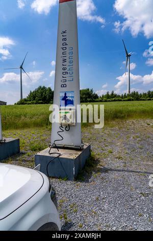 Ladestation für Elektroautos direkt am Bürgerwindpark Lichtenau, besteht aus 11 Windenergieanlagen, über 300 Bürger sind als Kommanditisten und Genossenschaftsmitglieder direkt beteiligt, NRW, Deutschland, Bürgerwindpark *** stazione di ricarica per auto elettriche direttamente presso il parco eolico della comunità di Lichtenau, composta da 11 turbine eoliche, oltre 300 cittadini sono direttamente coinvolti in qualità di soci a responsabilità limitata e cooperativa, NRW, Germania, parco eolico comunitario Foto Stock