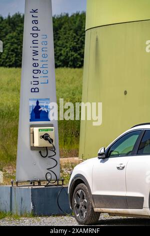 Ladestation für Elektroautos direkt am Bürgerwindpark Lichtenau, besteht aus 11 Windenergieanlagen, über 300 Bürger sind als Kommanditisten und Genossenschaftsmitglieder direkt beteiligt, NRW, Deutschland, Bürgerwindpark *** stazione di ricarica per auto elettriche direttamente presso il parco eolico della comunità di Lichtenau, composta da 11 turbine eoliche, oltre 300 cittadini sono direttamente coinvolti in qualità di soci a responsabilità limitata e cooperativa, NRW, Germania, parco eolico comunitario Foto Stock