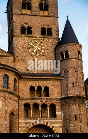 La cattedrale romanica di Treviri è la più grande cattedrale della Germania. Foto Stock