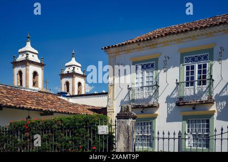 Foto delle case e della chiesa coloniali, Sao Joao de Rei, Minas Gerais, Brasile Foto Stock