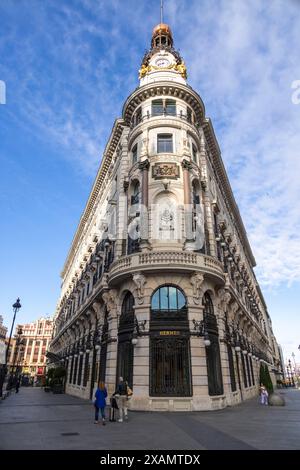 Four Seasons Hotel Madrid e negozio Hermes, nel centro di Madrid, Spagna, costruito nel 1891 e rinnovato nel 2020. Foto Stock