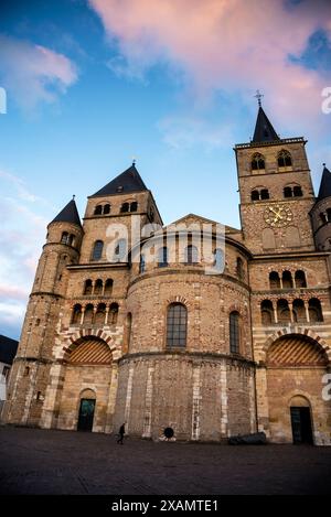 La cattedrale romanica di Treviri Dom è la più grande della Germania. Foto Stock