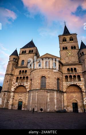 Westwork con quattro torri della Cattedrale romanica di Treviri, Germania. Foto Stock