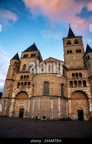 Cattedrale ad ovest con quattro torri della cattedrale romanica di Treviri, Germania. Foto Stock