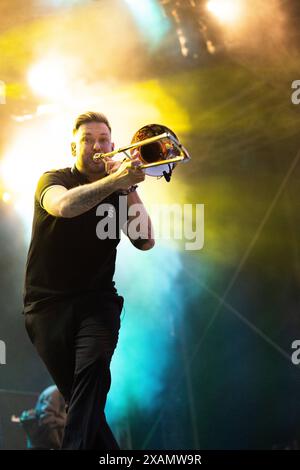 Die deutsche Ska-Punk-Band Sondaschule während ihres Auftrittes im Rahmen des Festivals Rock am Ring 2024 am Nürburgring. Nürburg Nürburgring *** la band ska punk tedesca Sondaschule durante la loro esibizione come parte del Rock am Ring 2024 festival al Nürburgring Nürburg Nürburgring Foto Stock