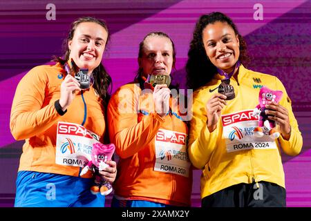 Roma, Italia. 7 giugno 2024. ROMA, ITALIA - 7 GIUGNO: Jorinde van Klinken dei Paesi Bassi, Jessica Schilder dei Paesi Bassi e Yemisi Ogunleye della Germania durante la cerimonia del podio dopo aver gareggiato nella Shot Put Women durante la prima giornata dei Campionati europei di atletica leggera - Roma 2024 allo Stadio Olimpico il 7 giugno 2024 a Roma, Italia. (Foto di Joris Verwijst/Agenzia BSR) credito: Agenzia BSR/Alamy Live News Foto Stock