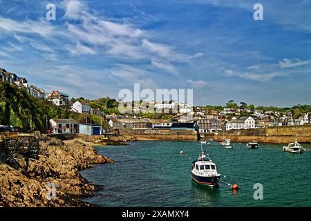 UK, Cornwall, Mevagissey Outer Harbour guardando verso l'ingresso Inner Harbour e l'acquario. Foto Stock