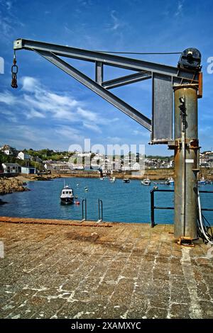 UK, Cornwall, Mevagissey Outer Harbour guardando verso l'ingresso Inner Harbour e l'acquario. Foto Stock