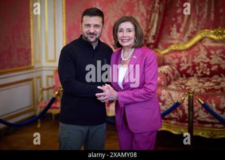 Parigi, Francia. 7 giugno 2024. La rappresentante DEGLI STATI UNITI Nancy Pelosi (R) incontra la riunione del presidente ucraino Volodymyr Zelensky (L) a Parigi il 7 giugno 2024. Foto dell'Ufficio del Presidente dell'Ucraina/UPI credito: UPI/Alamy Live News Foto Stock