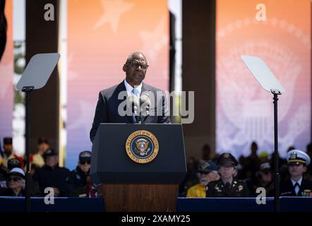 Normandia, Francia. 7 giugno 2024. Il segretario alla difesa DEGLI STATI UNITI Lloyd Austin parla durante una cerimonia al cimitero americano di Normandia nel 80° anniversario del D-Day il 6 giugno 2024 a Colleville-sur-Mer, Franc. Foto del Dipartimento della difesa degli Stati Uniti/UPI credito: UPI/Alamy Live News Foto Stock