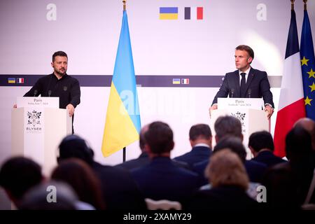 Normandia, Francia. 7 giugno 2024. Il presidente francese Emmanuel Macron (R) e il presidente ucraino Volodymyr Zelensky hanno partecipato a una conferenza stampa congiunta presso l'Elysee Palace di Parigi, venerdì 7 giugno 2024. Foto dell'Ufficio del Presidente dell'Ucraina/UPI credito: UPI/Alamy Live News Foto Stock