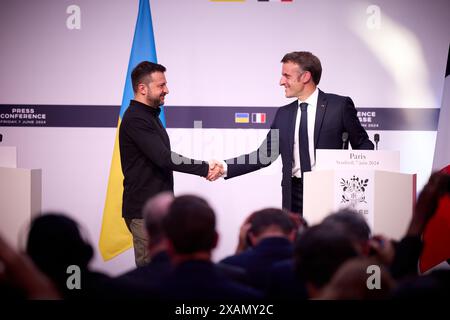 Normandia, Francia. 7 giugno 2024. Il presidente francese Emmanuel Macron (R) e il presidente ucraino Volodymyr Zelensky hanno partecipato a una conferenza stampa congiunta presso l'Elysee Palace di Parigi, venerdì 7 giugno 2024. Foto dell'Ufficio del Presidente dell'Ucraina/UPI credito: UPI/Alamy Live News Foto Stock