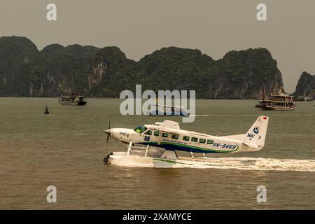 Idrovolante esotico nella spettacolare baia di Hạ Long, baia di ha Long, Vịnh Hạ Long, Vietnam del Nord. Foto Stock