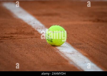 Parigi, Francia, Francia. 7 giugno 2024. Illustrazione del pallone ufficiale durante il Roland-Garros 2024, l'Open di Francia 2024, il torneo di tennis del grande Slam allo Stadio Roland-Garros il 7 giugno 2024 a Parigi, Francia. (Credit Image: © Matthieu Mirville/ZUMA Press Wire) SOLO PER USO EDITORIALE! Non per USO commerciale! Crediti: ZUMA Press, Inc./Alamy Live News Foto Stock