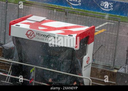 Montreal, Quebec, Canada. 7 giugno 2024. Haas F1 Team Pitlane e garage sotto la tempesta.durante la Formula 1 AWS Grand Prix du Canada 2024, Montreal, Quebec, Canada, dal 6 al 9 giugno - Rounfd 9 su 24 del 2024 F1 World Championship (Credit Image: © Alessio De Marco/ZUMA Press Wire) SOLO USO EDITORIALE! Non per USO commerciale! Foto Stock