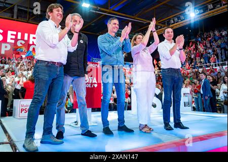 Fuenlabrada, Spagna. 7 giugno 2024. I leader del PSOE (da L a R) Javier Ayala, sindaco di Fuenlabrada, Jose Luis Rodriguez Zapatero, ex primo ministro e figura di spicco del PSOE, Pedro Sanchez, primo ministro spagnolo e segretario generale del partito PSOE, Teresa Ribera, candidato del PSOE alle elezioni al Parlamento europeo, e Juan Lobato, segretario generale del partito socialista della Comunità di Madrid, visto durante la cerimonia di chiusura della campagna elettorale del PSOE per le elezioni del Parlamento europeo. Credito: SOPA Images Limited/Alamy Live News Foto Stock