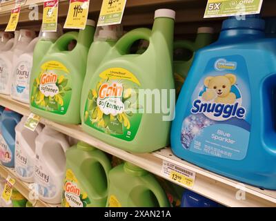 Bottiglie in plastica ammorbidente in tessuto di marchi assortiti sullo scaffale Houston Texas USA 05-12-2024. Foto Stock