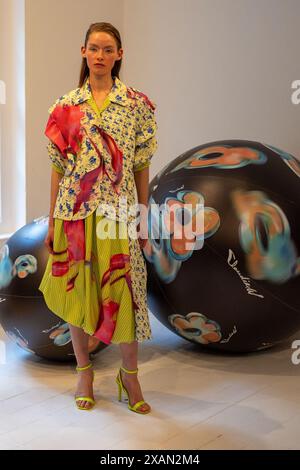 Londra, Regno Unito. 7 giugno 2024. Una modella percorre la passerella all'Autunno/Inverno 2024, Claudia Wang Presentation durante la London Fashion Week. Credito: SOPA Images Limited/Alamy Live News Foto Stock