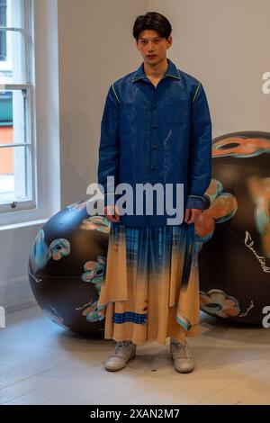 Londra, Regno Unito. 7 giugno 2024. Una modella percorre la passerella all'Autunno/Inverno 2024, Claudia Wang Presentation durante la London Fashion Week. Credito: SOPA Images Limited/Alamy Live News Foto Stock