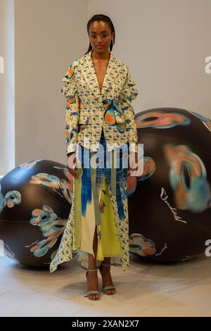 Londra, Regno Unito. 7 giugno 2024. Una modella percorre la passerella all'Autunno/Inverno 2024, Claudia Wang Presentation durante la London Fashion Week. (Foto di Pietro Recchia/SOPA Images/Sipa USA) credito: SIPA USA/Alamy Live News Foto Stock