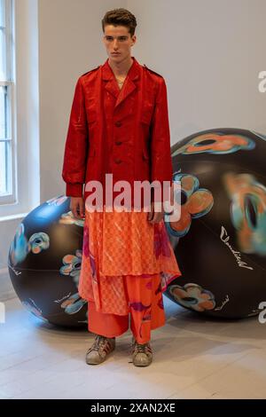 Londra, Regno Unito. 7 giugno 2024. Una modella percorre la passerella all'Autunno/Inverno 2024, Claudia Wang Presentation durante la London Fashion Week. (Foto di Pietro Recchia/SOPA Images/Sipa USA) credito: SIPA USA/Alamy Live News Foto Stock