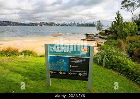 Parco nazionale del porto di Sydney presso Milk Beach a Vaucluse, sobborghi orientali di Sydney, con centro città e porto sullo sfondo, NSW, Australia Foto Stock