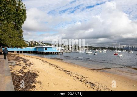 Watsons Bay, un sobborgo a lato del porto di Sydney nei sobborghi orientali, la spiaggia di Watsons Bay e l'edificio del Vaucluse Yacht Club, NSW, Australia Foto Stock