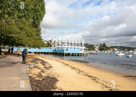 Watsons Bay, un sobborgo a lato del porto di Sydney nei sobborghi orientali, la spiaggia di Watsons Bay e l'edificio del Vaucluse Yacht Club, NSW, Australia Foto Stock