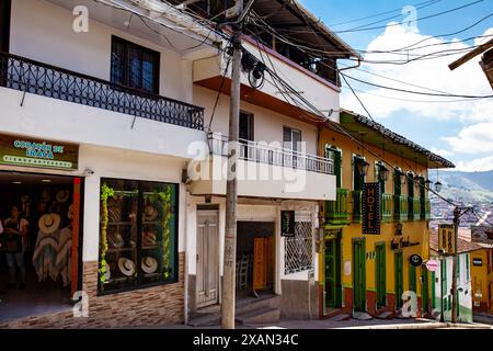 AGUADAS, COLOMBIA - 15 GENNAIO 2024: Belle strade della città storica di Aguadas, situata nel dipartimento di Caldas in Colombia. Foto Stock