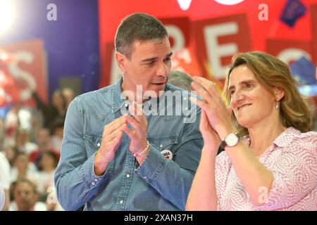 Madrid, spagnolo. 7 giugno 2024. Madrid, Regno di Spagna; 06.07.2024.- Pedro Sánchez, presidente della Spagna, chiude la campagna elettorale del Partito Socialista Operaio spagnolo (PSOE) nella città di Fuenlabrada, Madrid. Il presidente del governo Pedro Sánchez, insieme all'ex presidente José Luis Rodríguez e alla candidata Teresa Ribera, alla chiusura della campagna PSOE a Fuenlabrada per l'elezione dei deputati al Parlamento europeo merito: Juan Carlos Rojas/dpa/Alamy Live News Foto Stock