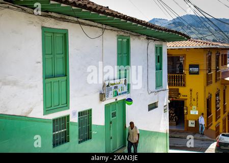 AGUADAS, COLOMBIA - 15 GENNAIO 2024: Belle strade della città storica di Aguadas, situata nel dipartimento di Caldas in Colombia. Foto Stock